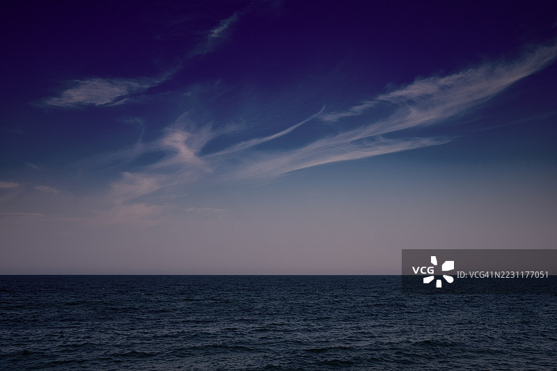 意大利宁静的海洋景观与戏剧性的天空图片素材