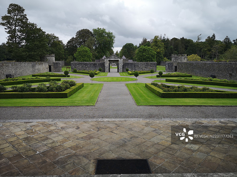 历史悠久的石庭院与修剪整齐的花园图片素材