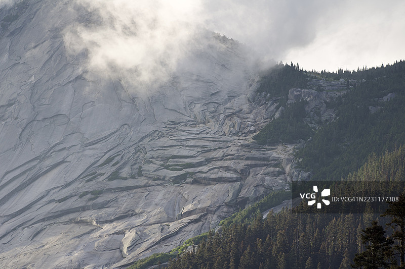 加拿大雾气弥漫的山脉风景，森林与岩石地貌图片素材