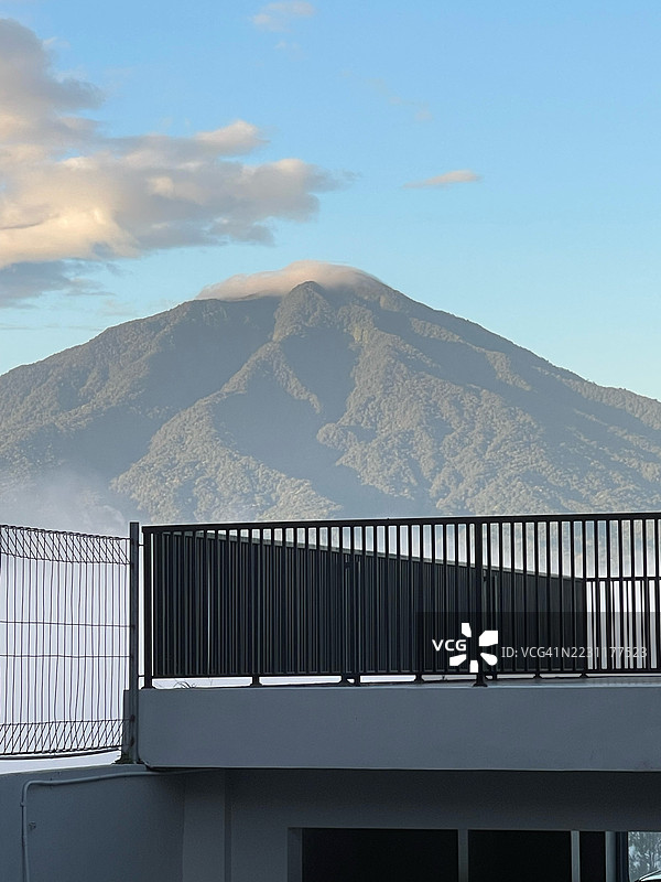 印尼布基廷吉的雾霭山景与前景建筑图片素材