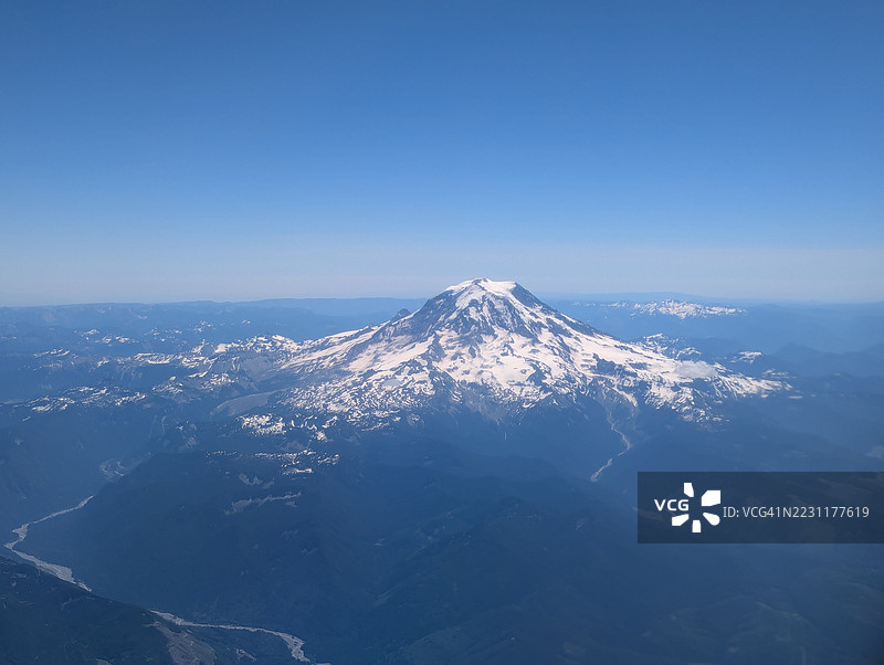 雄伟的雪山在晴朗的蓝天下，皮尔斯县，美国图片素材