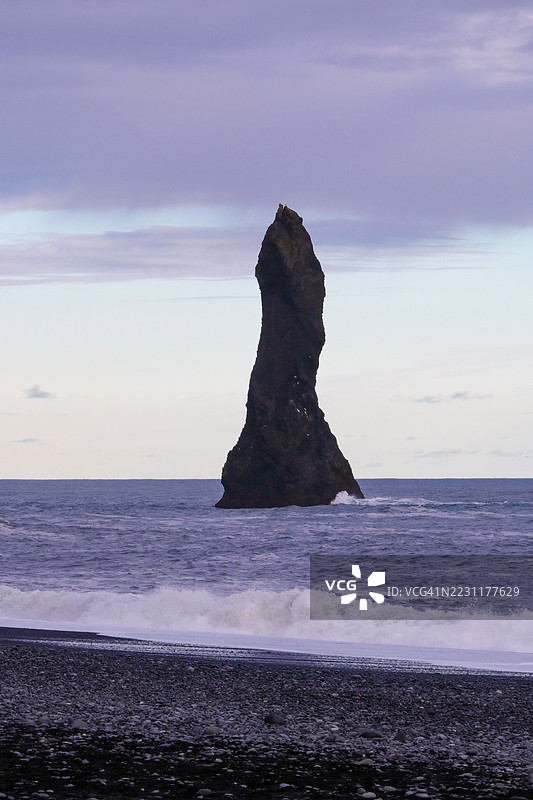 雷尼斯黑沙滩的戏剧性海洋景观与玄武岩海堆图片素材