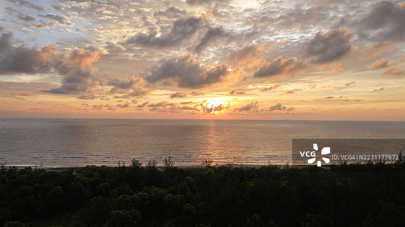 马来西亚美里海洋上壮观的日落与戏剧性的云彩图片素材