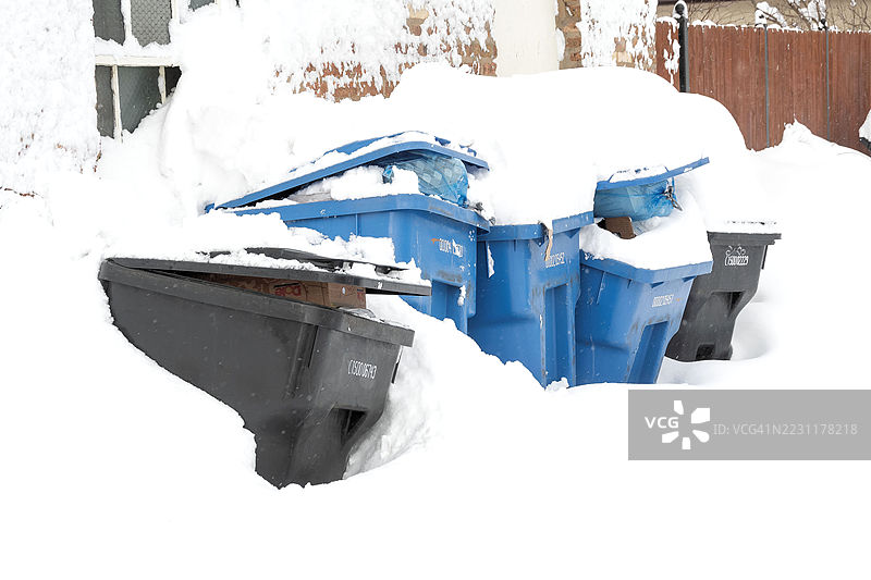 雪覆盖的回收箱在芝加哥的一所房子外面，美国图片素材