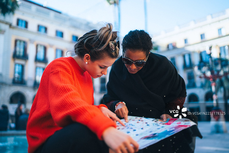 游客在巴塞罗那的皇家广场用地图导航图片素材