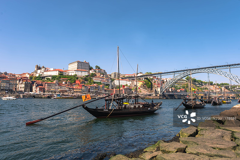 波尔图，葡萄牙的杜罗河上传统的拉贝洛船图片素材