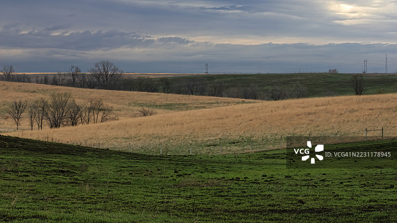 多云天空下的起伏山丘，美国图片素材
