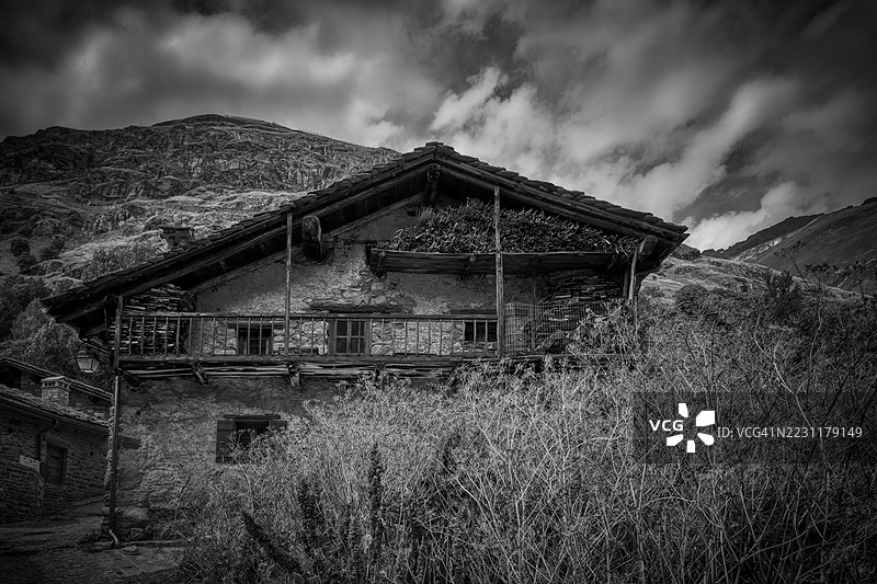 法国山区的乡村石屋图片素材