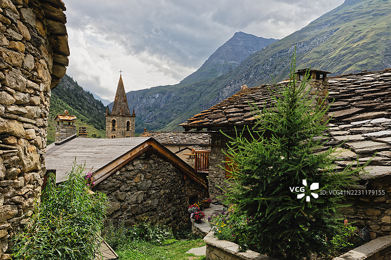 风景如画的阿尔卑斯山村，石头房屋和教堂塔，法国图片素材