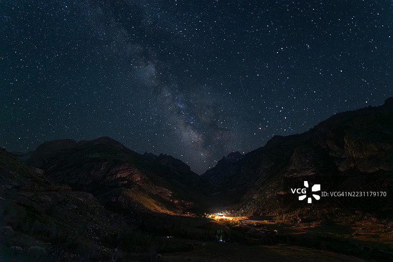 美国山地风景下的壮丽夜空图片素材