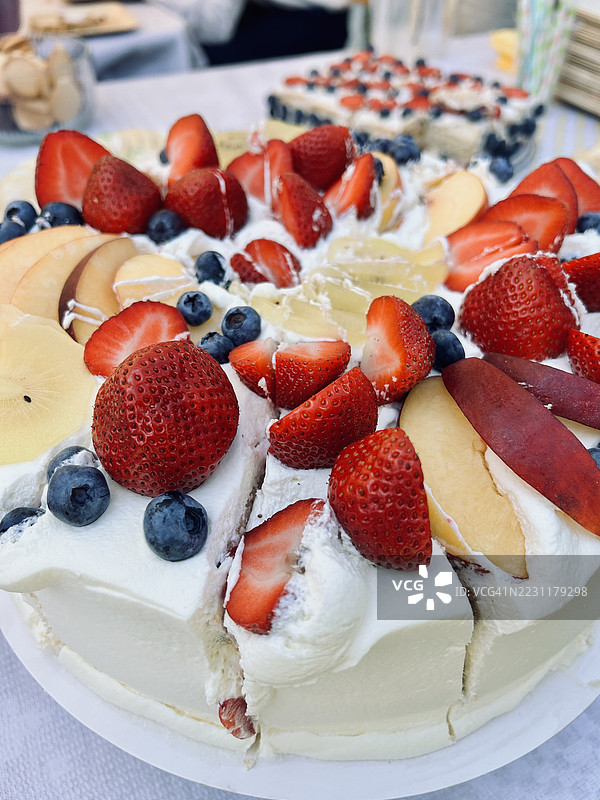 桌子上的新鲜水果蛋糕图片素材