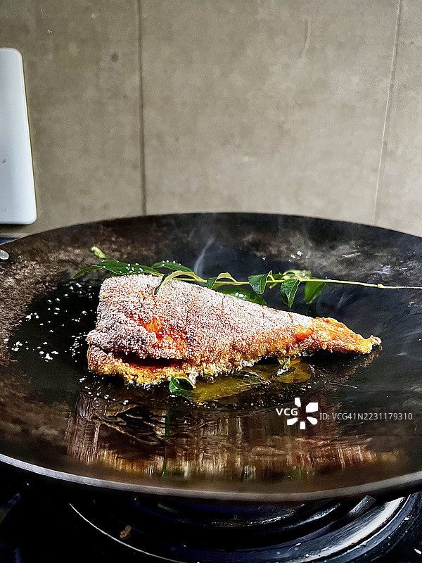 锅中香脆炸鱼配咖喱叶图片素材