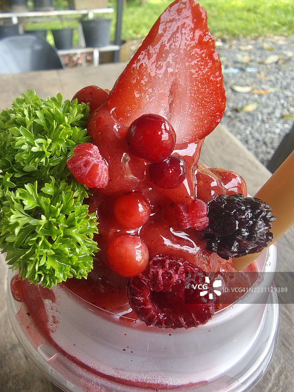 新鲜浆果甜点，配草莓和覆盆子图片素材