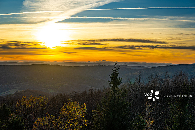 波兰杜克拉的壮丽日落，起伏的山丘和森林图片素材