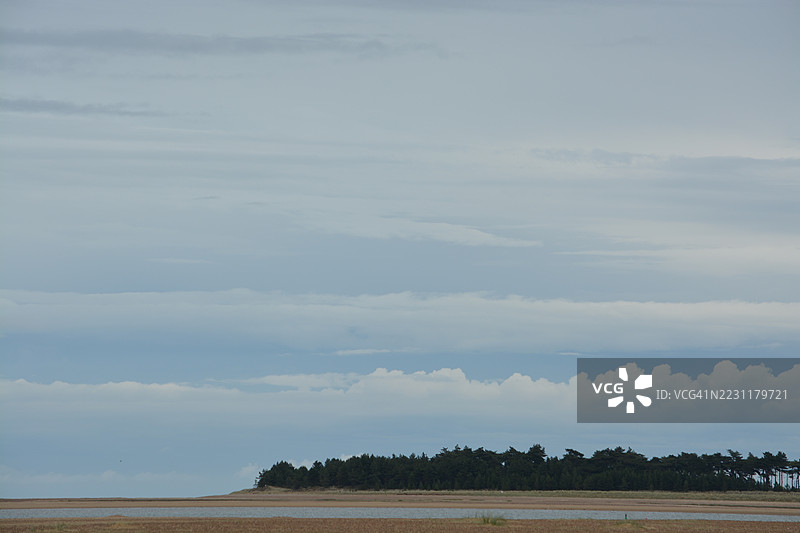 宁静的田野风景与多云的天空，英国，英国图片素材