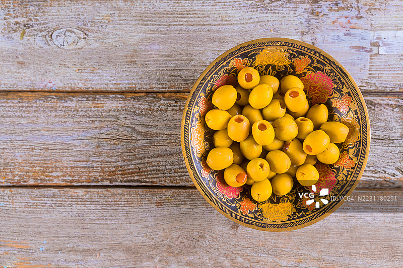 乡村木桌上的一碗绿橄榄图片素材