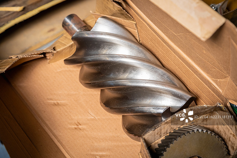纸箱内的金属齿轮和螺丝特写图片素材