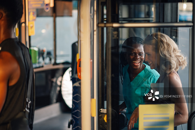 护士和乘客在公交车上一起欢笑图片素材