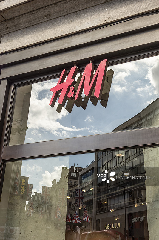 英国伦敦牛津街的H&M店面图片素材