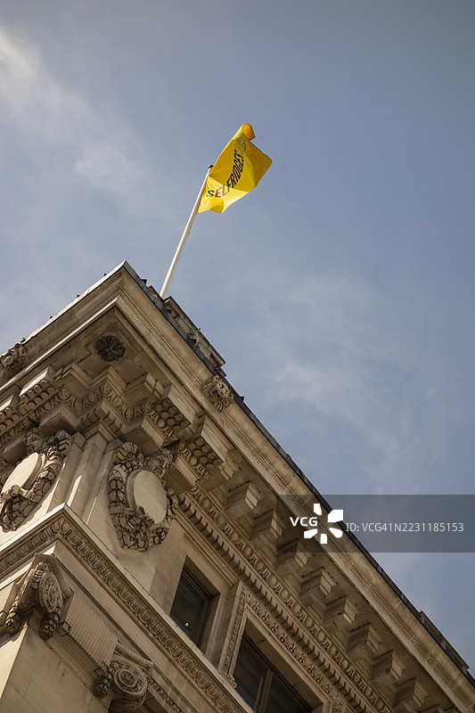 自助百货商店上方的黄色旗帜，位于伦敦牛津街的Selfridges百货商店图片素材