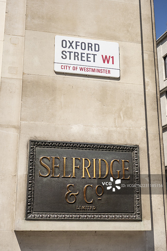 Selfridge & Co金属铭牌与牛津街路标  Selfridges百货商店，伦敦，英格兰图片素材
