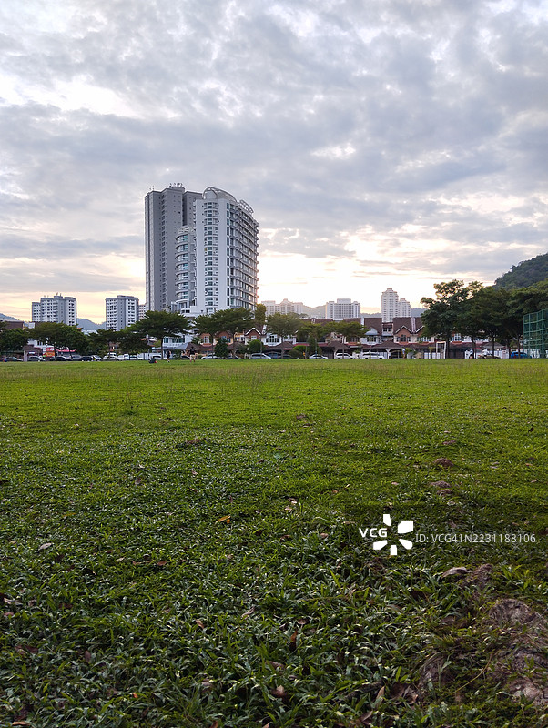 中国杭州的城市天际线与绿色公园，马拉维图片素材