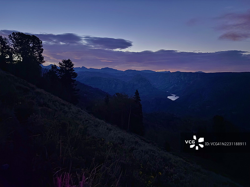 日落时分的山脉和树木剪影，皮恩代尔，美国图片素材