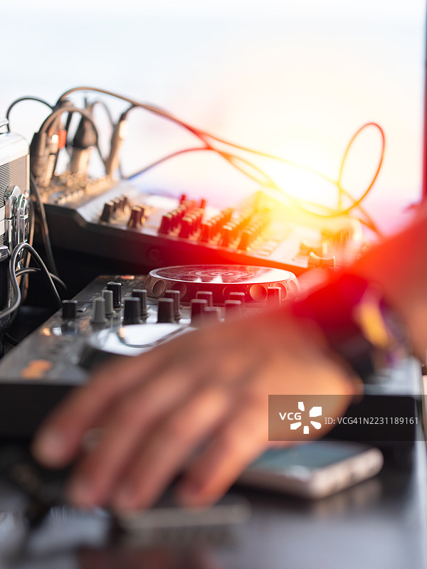 在录音室中手动调整音频混音器图片素材