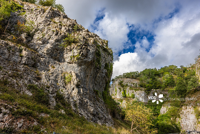 壮丽的岩石形成在多云的天空下，切达，英国，英国图片素材