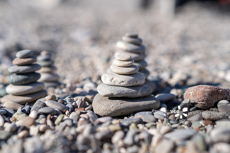 岩滩上平衡的卵石堆叠图片素材