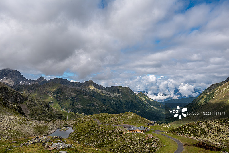 奥地利西尔茨的壮丽山脉景观，云雾缭绕，山谷迷人图片素材
