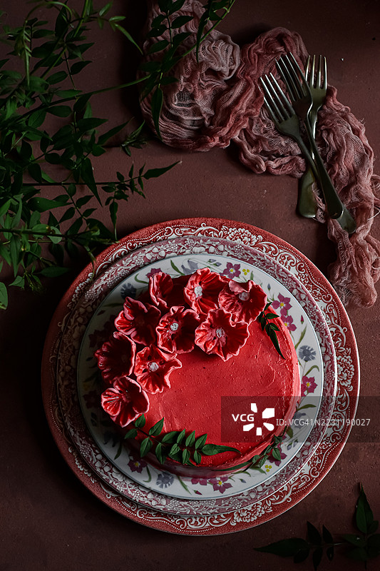优雅的红色花卉蛋糕放在装饰盘上图片素材
