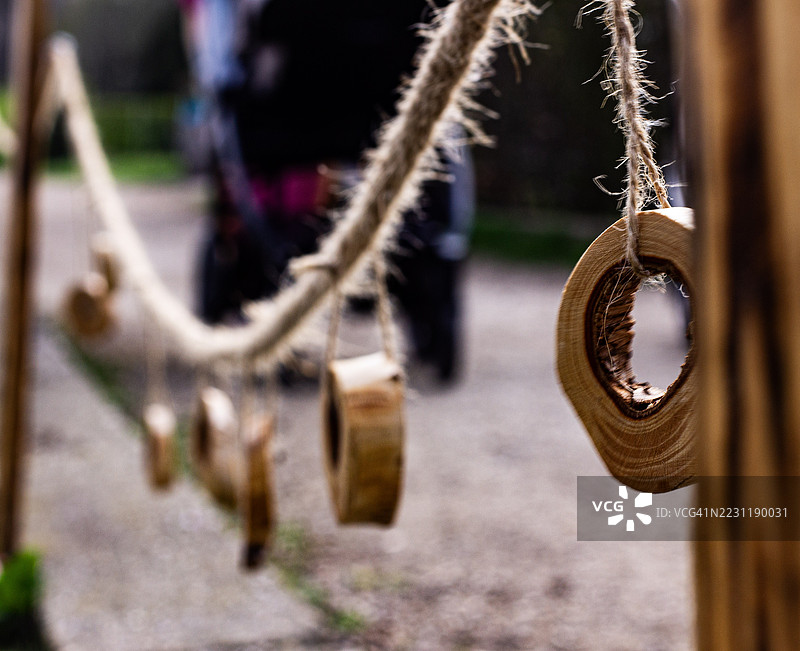 户外悬挂在绳子上的木环，匈牙利，斯基盖哈尔姆图片素材