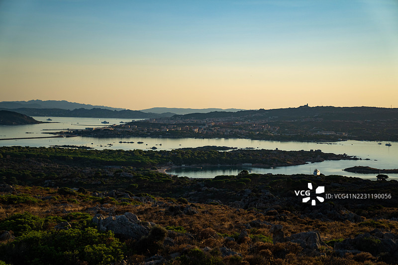 海滨小镇和湖泊的日落景色图片素材