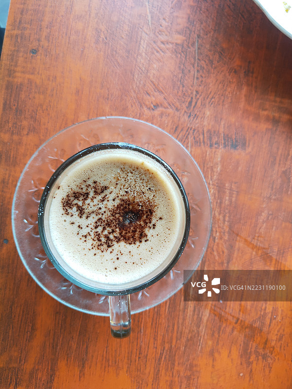 木桌上咖啡杯的俯视图图片素材