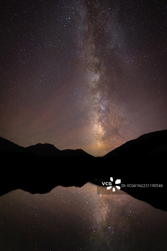 夜晚山湖上壮观的银河倒影图片素材