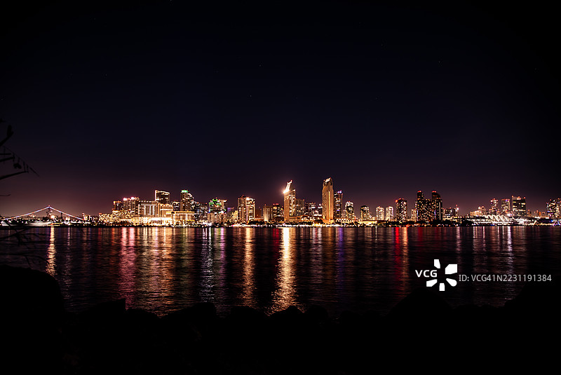 夜晚照亮的城市天际线在水面上倒影，美国图片素材