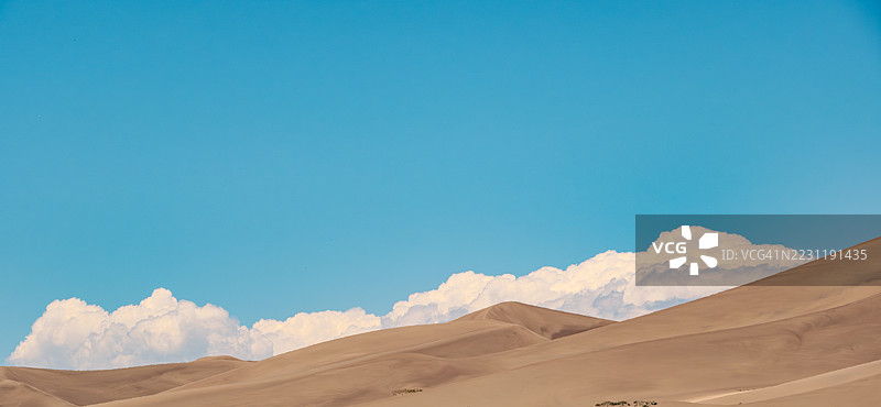 壮丽的沙漠风景，蓝天与白云相映成趣图片素材