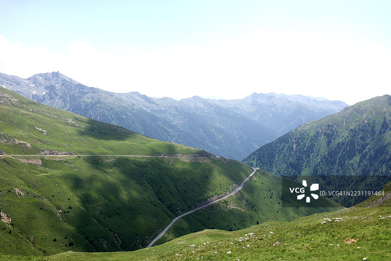 壮丽的山脉风景与晴朗的蓝天，意大利维皮泰诺图片素材