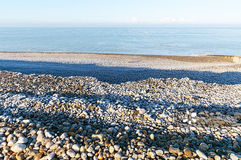 俯瞰平静海洋的卵石海滩，奥尔特，法国图片素材