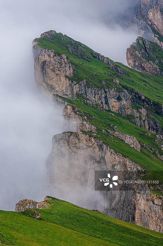 雾气缭绕的山峰与绿色坡地，西班牙福尔戈索·杜·库雷尔图片素材