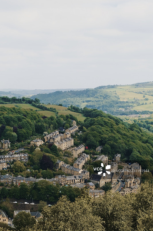 被郁郁葱葱的绿树环绕的山坡小镇风景，赫布登桥，英国图片素材