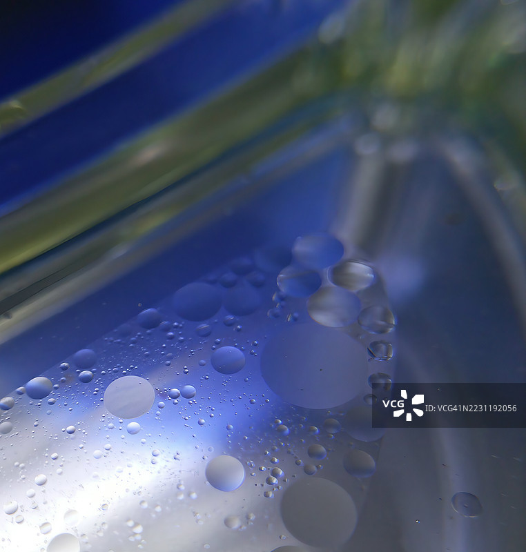 玻璃表面水滴的抽象特写图片素材