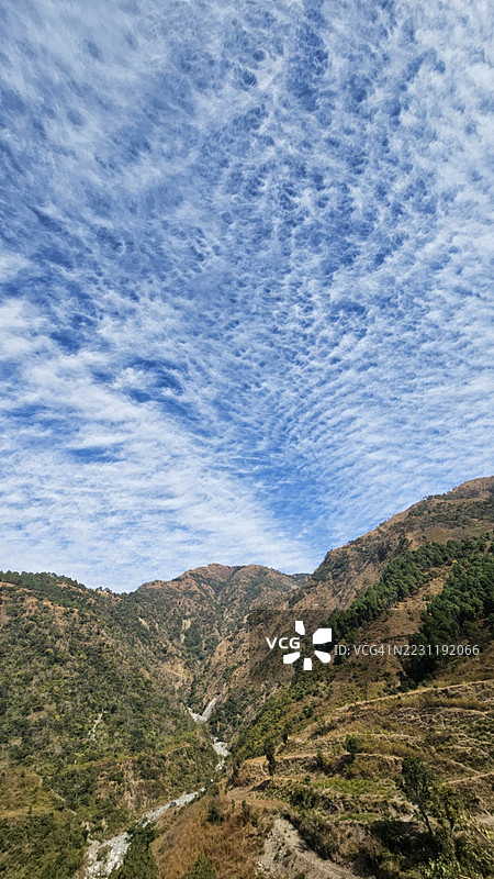 壮丽的山脉风景在戏剧性的天空下图片素材