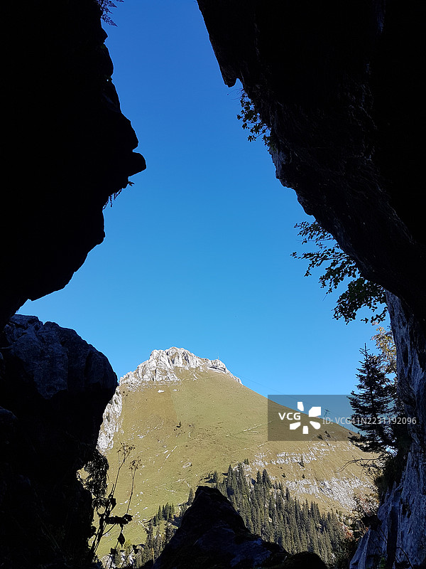岩石形成框架下的山景图片素材