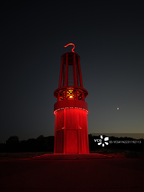 夜空中照亮的红色灯塔图片素材