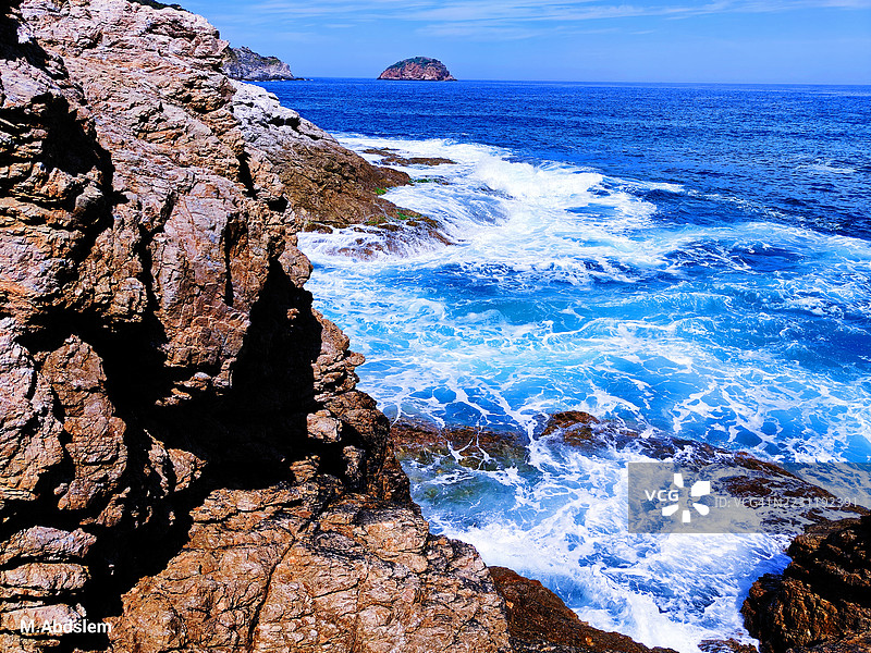 阿尔及利亚斯基克达的岩石海岸，海浪拍打着海岸图片素材