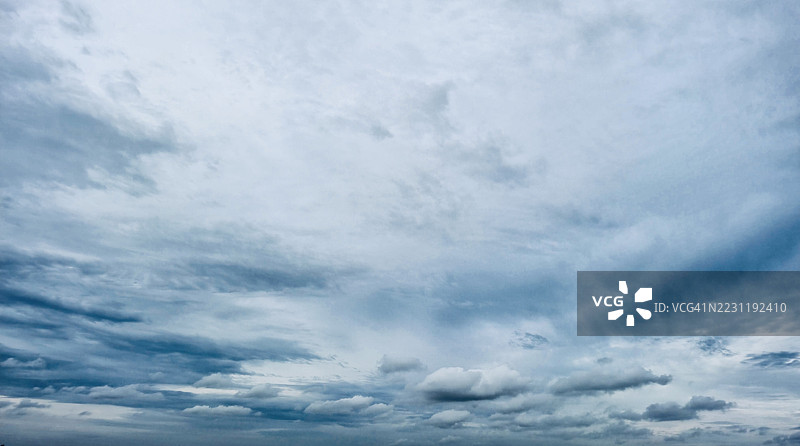 广阔的多云天空图片素材