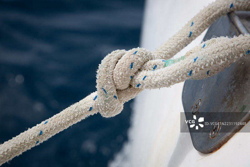 船上的打结绳索特写图片素材
