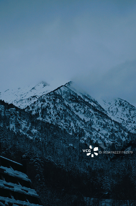 云雾缭绕的雪山图片素材